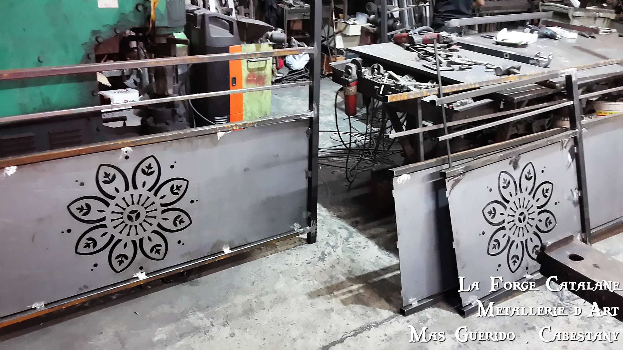 Decoupe laser soubassement garde corps baroque forge catalane.jpg